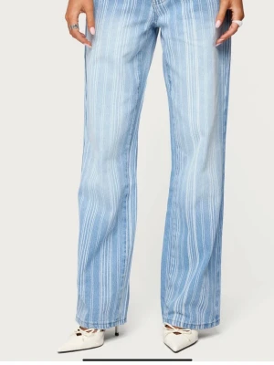 Ljusblåa randiga wide jeans - Säljer ett par ljusblå jeans med vita vertikala ränder, straight från edikted. Pris kan diskuteras