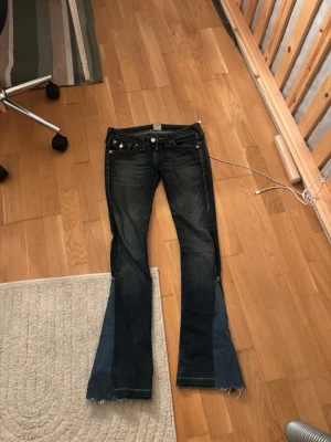 True Religion bootcut jeans blå, stl 26 - Säljer ett par low waist vintage True Religion jeans I stolek 26 pris kan diskuteras 🩷🩷🩷🩷