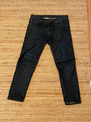 Nudie Jeans Steady Eddie II – nästan nya med lappar kvar 👖 - Storlek W33 L32. Steady Eddie Dry Heavy Använda max 5–7 gånger max, i riktigt fint skick utan slitage eller defekter ✅ Originaltags är kvar men ej fast. Straight fit i hög kvalitet – formar sig snyggt med tiden ✨ jeansen är dry alltså kommer de få en egen tvätt efter tiden som selvedge  Pris: 1200 kr () Pris kan diskuteras vid snabb affär 💬 Fler bilder fixas på förfrågan ✉️ 