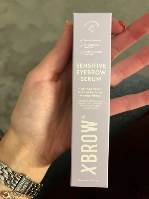 Xbrow Sensitive Eyebrow Serum 3ml - Xbrow Sensitive Eyebrow Serum är ett ögonbrynsserum i en ljuslila förpackning. Formulan är framtagen för att ge fylligare och starkare bryn och är både dermatologiskt och oftalmologiskt testad. Hypoallergen och tillverkad i Sverige. Innehåller 3 ml. Endast öppnad och tittad på!