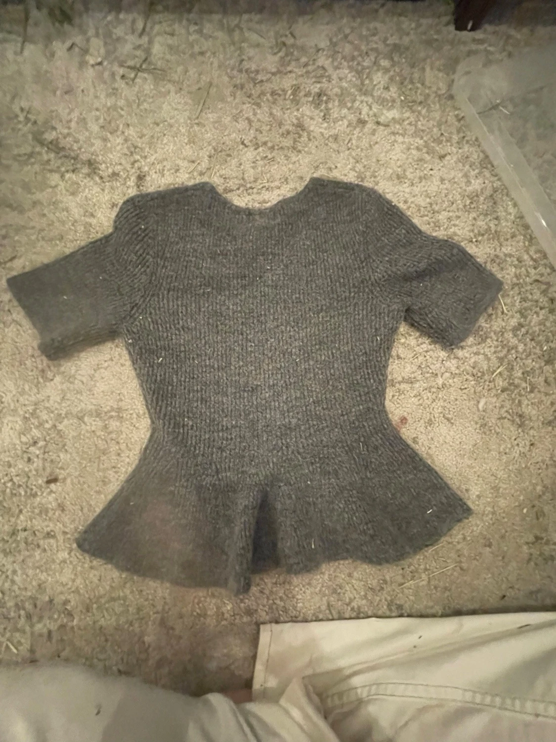 Grå stickad topp med volangkant - 2