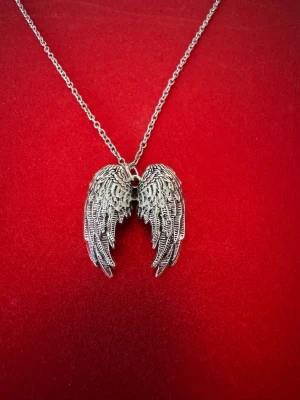 Änglavingar- halsband - Halsband som inte är i äkta silver/guld. Kedja är oftast 50cm men kan ibland komma i 45cm. Kedja är rostfritt stål, berlock oftast i zinklegering men kan även det i vissa fall vara rostfritt stål. Be gärna om mått på berlock om detta är viktigt då bilderna är missvisande när det gäller hur stora dom är! 🌹❤️  Allt är nytt även om de kan stå ”mycket bra skick” , detta mest för att Vinted inte ska fundera på varför jag bara har nya saker .  Bud accepteras inte 🥰🌹