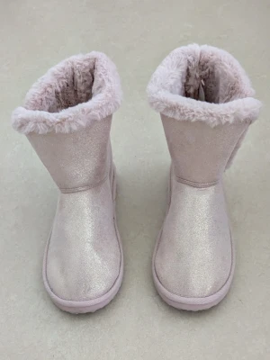 Glittriga rosa boots från HM - HELT OANVÄNDA BOOTS. Ljusrosa boots från HM med glittrig yta och fluffigt foder. Bootsen har rund tå och platt sula, perfekt för kalla dagar. Bootsens insida är täckt av mjuk päls imitation som gör den extra mysiga. Bootsen är helt oanvända. Bootsen har nytt skick, ingen prislapp kvar på bootsen. Orginal förpackningen har jag inte kvar till bootsen.