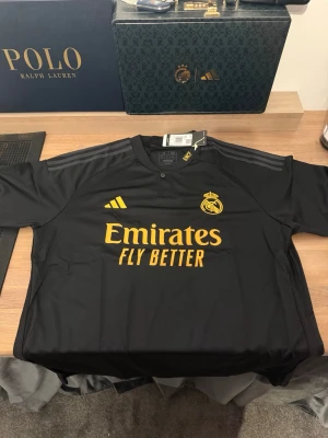 Real Madrid T-shirt - Nytt Skick, alldrig använd. Ordinarie pris 799kr