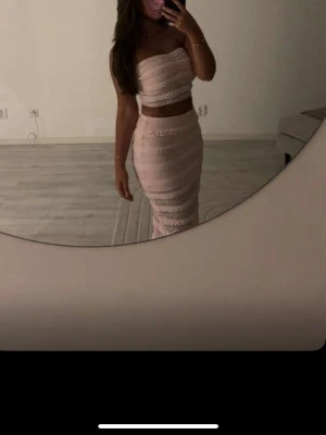 Ljusrosa två delad sett med volangdetaljer - Ljusrosa två delad sätt, perfekt till sommar eller fest