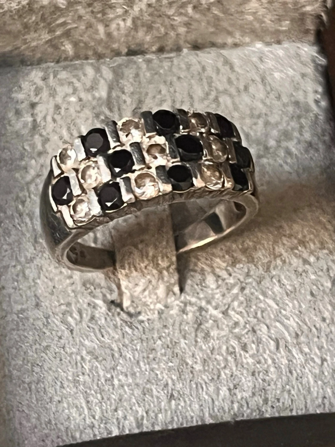 Silvrig ring med rutigt mönster - 3