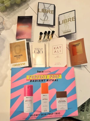 Parfym testers paket essnce skincare - Säljer i paket ett hudvårdskit med primer, ansiktsmask och bronzing drops 🤎 samt 7 parfymtester enligt bild (2 olika libre) och 4 testers från Essnce parfym i dofterna oh darling, milky flower, sweet cara och noble eclat 🤍 dofterna från Essnce är testade resten oanvänt ❣️