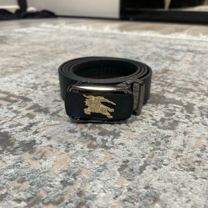 Läderbälte med automatiskt spänne – justerbar längd  - 📏 Storlekar: 130 cm & 135 cm Kan enkelt klippas i änden för perfekt passform.  🧵 Design: • Texturerat läder för en klassisk look • Slät läderfinish för en stilren, minimalistisk känsla (Bilder kan skickas vid intresse)  🔒 Automatiskt spänne: Smidigt klicksystem på insidan som sitter stadigt och enkelt justeras. Ger ett elegant och minimalistiskt uttryck.  🎨 Välj din logga: Flera loggor finns – välj din favorit. kolla min profil för alla alternativ 😊  📦 Snabb leverans 💬 Frågor? Hör av dig!