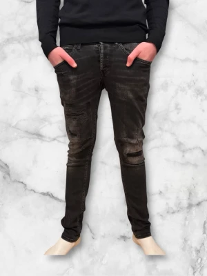 Dondup Jeans George - Dondup jeans George trendigaste jeansen på marknaden. Skick 9,5/10 Nypris runt 4000kr säljs för 949kr(Modellen har original slitningar ifrån fabrik vilket är väldigt eftertraktat och populärt)