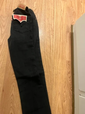 Levi's 715 svarta flare  jeans - Säljer ett par svarta Levi's 715 flare  jeans med klassisk femficksdesign och Levi's patch bak i midjan. Jeansen har en snygg bootcut passform och är tillverkade i mjukt jeansmaterial. Perfekta för dig som gillar en tidlös look. Jätte mjuka och sköna 