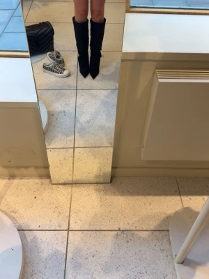 Nelly boots - Supersnygga Nelly boots i brun. Helt slutsåld och är endast använda 2 gånger💘Pris kan diskuteras 