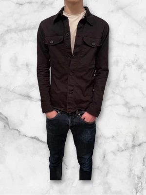 Oscar Jacobson skjortjacka  - Hej säljer nu denna väldigt snygga och eftertraktade Oscar Jacobson skjortjacka! Jackan är i väldigt bra skick…. Jackan är perfekt på hösten/sommaren storlek S typ skick 8/10 nypris runt 2000kr mitt säljes för 900kr 