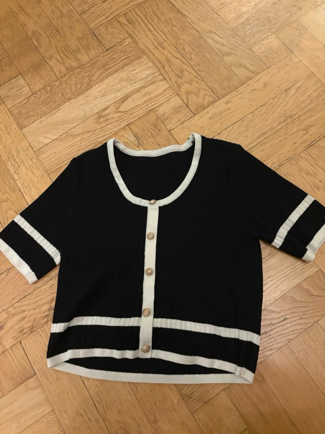 Svartvit ribbad kofta med knappar