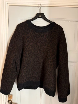 Stickad tröja från Arket - Skitsnygg mönstrad tröja från Arket!!! Sparsamt använd💗💗 Hör av er vid fler frågor😋