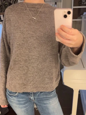 Beige/grå stickad tröja  - Supermysig, vet tyvärr inte vart den är ifrån!