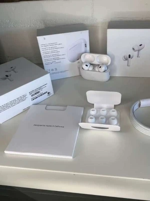 AirPods Pro (2nd generation, USB-C) - Hej! Säljer nu ett par iprincip helt nya AirPods Pro (2nd gen) jag fick i julklapp förra året men bara använt ett fåtal gånger då jag inte har en iphone och de inte är kompatibla med andra mobiler.
