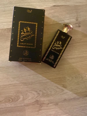 Lailat Khamis Eau de Parfum - Lailat Khamis Eau de Parfum för män, 100 ml (3.3 fl.oz), 80% vol. En elegant doft i lyxig svart och guld design, perfekt för dig som vill sticka ut med stil. Oanvänd (bara testad).