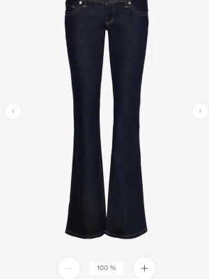 Mörkblå bootcut jeans - Lågmidjade jeans från Abrand. Mörkblåa, endast använda ca 2 gånger. Passar mig som vanligtvis har 32 och är ca 163 cm