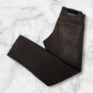 G -star raw jeans! - G -star raw jeans i en snygg washed svart färg, storlek W28-L30, endast använda ett få tal gånger. Modellen är straight fit och heter MOSA. Hör av dig vid fler frågor 😁