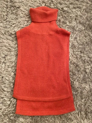 Lång krage  - Jättesnygg lång krage/väst, materialet är en alpacka blandning och håller därför värmen bra, köpt på Arket 💗