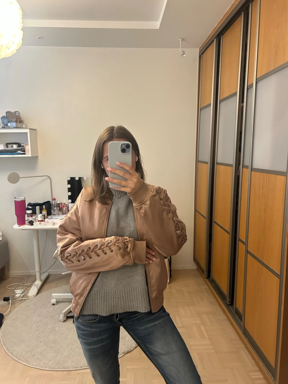 Beige bomberjacka med snörningsdetaljer - 1