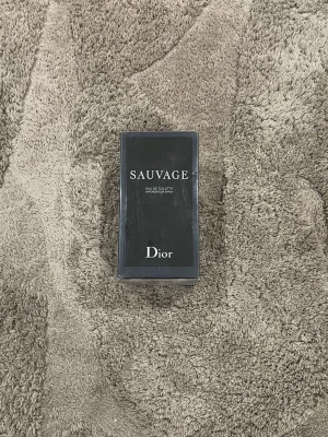 Dior Sauvage Eau de Toilette - Upptäck Dior Sauvage Eau de Toilette – en ikonisk doft i snygg förpackning. Perfekt för dig som vill sticka ut med stil. Passar dig som gillar exklusiva märken och modern design.