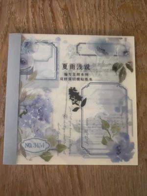 Klistermärken med blommor - Upptäck en vacker samling klistermärken med blommotiv och romantiska citat, perfekt för att dekorera anteckningsböcker, dagböcker eller brev. Mjuka färger och inspirerande texter gör denna bok till ett kreativt och estetiskt tillskott för dig som gillar pyssel och DIY. #klistermärken #scrapbooking