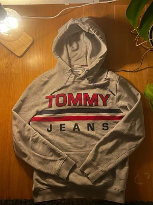 Tommy hilfiger hoodie - Säljer en riktigt fet Tommy hilfiger hoodie i storlek S, väldigt bra skick, skriv vid frågor eller funderingar.