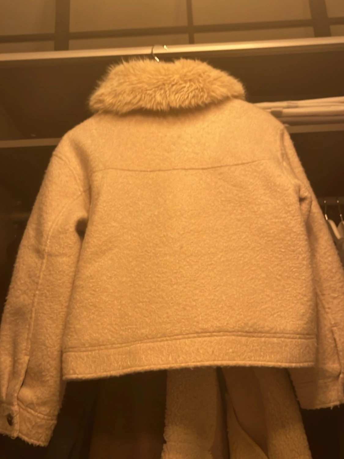 Beige teddyjacka med fuskpäls-krage - 1