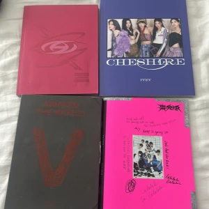 Kpop album - Album från kpop grupper. De flesta har allt med i sig men alla poster har nog någon liten fettfläck i varje hörne utav häftstift. Skriv för att veta mera. 