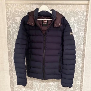 Colmar jacka  - Colmar jacka i väldigt bra skick passar till det mesta Storlek 52 = M vid frågor eller funderingar hör av er! Nästan i nyskick 