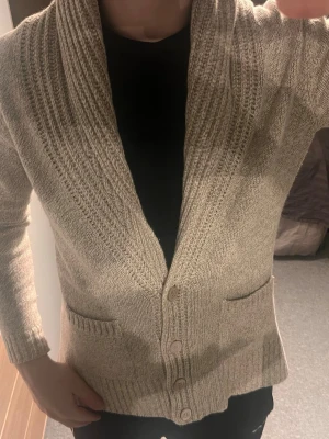 Beige stickad kofta från Massimo Dutti - Säljer en beige stickad kofta från Massimo Dutti , Denna är i storlek M och är i nyskick, Pris på denna är 899. Hör av vid frågor!!!