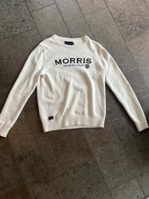 Stickad Morris tröja - Tjena, säljer en riktigt snygg stickad Morris tröja. Den är i helt perfekt skick och är storlek S. Modellen på bilden är cirka 180cm lång och sitter perfekt 