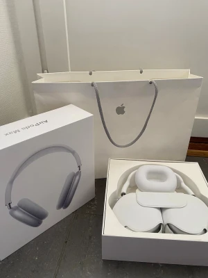 Hörlurar Max - Air Max i silver, komplett med originalförpackning, skyddsfodral och laddkabel. Hörlurarna är i mycket fint skick utan synligt slitage. Upplev fantastisk ljudkvalitet, aktiv brusreducering och premiumdesign. Perfekt för musikälskare och användare. Snabb Leverans!