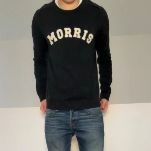 Mörkblå Morris Tröja - Säljer en sjukt fet mörkblå tröja från Morris. Tröjan är i strl L men sitter mer som M Tröjan är även i mycket bra skick och hör gärna av er vid frågor elr funderingar!!             