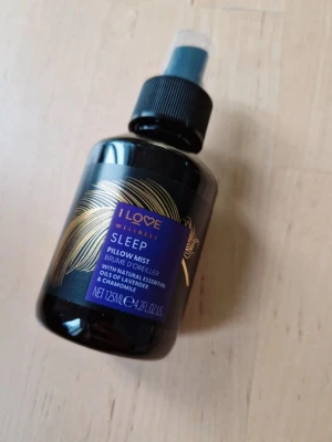 Pillow Mist aromaterapi - Love Wellness Sleep Pillow Mist är en kuddspray för aromaterap. Sprayen innehåller 99% naturliga ingredienser och eteriska oljor från lavendel och kamomill. Den innehåller också petitgrainolja och kamomillextrakt för en lugnande och avslappnande effekt. 125 ml. Aldrig använd