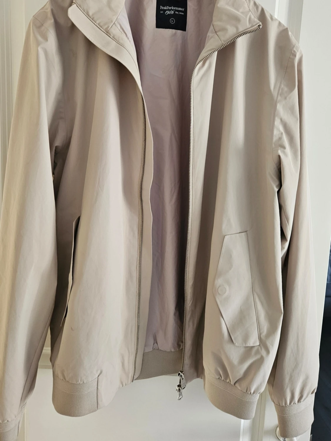 Beige vindjacka från Peak Performance