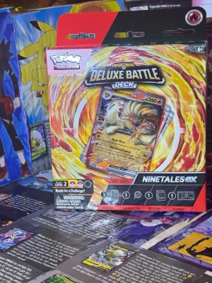 Pokémon TCG: Ninetales exDeluxe BattleDeck - Play Level 2 - Innehåll i denna box: • Komplett spelklar kortlek: En färdigbyggd kortlek med 60 kort fylld med kraftfulla kombinationer och Ninetales ex. • Foil-kort: Innehåller 3 st glimrande foil-kort som gör din samling unik. • Språk: Engelska (English version). • Professionella tillbehör: 1 st spelmatta för en spelare, en stor metallic-mynt, skaderäknare i hög kvalitet och en hållbar Deck Box för att skydda dina kort. • Strategi & Guide: Regelbok och ett strategihäfte som hjälper dig att låsa upp kortleken