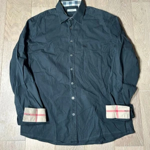 Burberry skjorta - Säljer svart burberry skjorta storlek L i bra skick 