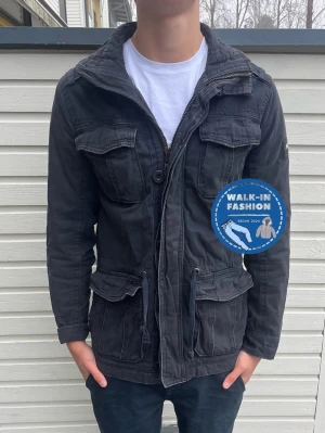 Abercrombie & Fitch jacka - Tja! Säljer nu denna sjukt snygga woolrich jacka! Skick 8/10 riktigt bra med små tecken av användning som ej syns. Storlek S men passar m! Modellen är 185 och väger 70kg men passar allt mellan 180-190.