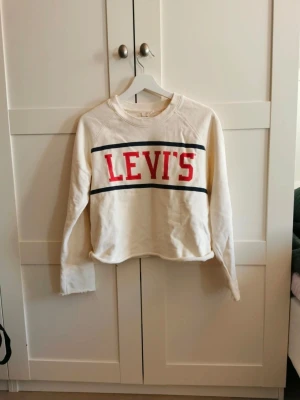 Vit Levi's hoodie - Jättefin vit Lewis hoodie i ny skick i storlek M. Ny pris: 500-600 kr