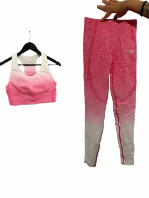 ICIW träningssett -  träningsset med sport-bh och tights i rosa och vitt. Sport bh är storlek M och tightsen är XS