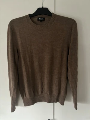 Apc stickad tröja - Gyllenbrun populär och eftertraktad stickad Apc tröja i storlek M. Galet snygg på och perfekta basplagget av högsta kvalite i superfint skick verkligen, nästintill helt ny!