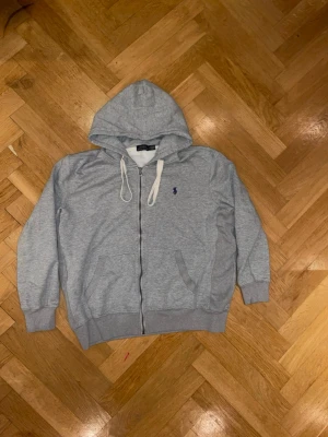 Polo Ralph Lauren zipup hoodie  - En polo Ralph Lauren hoodie i storlek s passar riktigt bra på vardags klädsel och med det mesta helt ny och säljs för att den inte passar skriv gärna om intresserade och det går bra att pruta!