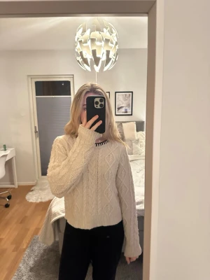 Stickad tröja Mango - Stickad tröja från Mango, storlek S, tyvärr lite nopprig. Jätte fin annars! 100kr+frakt!