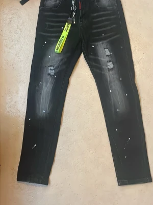Svarta Dsquared2 jeans - Säljer ett par svarta dsquared2 jeans i bra skick passar storlek 48