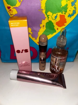 Sminkpaket med primer och concealer - Säljer ett sminkpaket med One/Size Secure The Sweat mattifying primer i rosa tub, Maybelline Eraser Multi-Use Concealer i ljus nyans med svampapplikator och Final Touch Shimmering Oil med guldskimmer i genomskinlig flaska med pipett. Perfekt för en fräsch bas och glow. Oljan är till håret, oljan och concealern läggs till gratis, oljan är enbart testat och concealrn är det mycket kvar utav, primern är också endast testat en gång och är i princip fylld💗