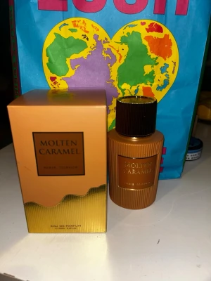 Molten Caramel Eau de Parfum - Molten Caramel från Paris Corner är en Eau de Parfum på 100 ml. Snygg och modern design som sticker ut i samlingen. Perfekt för dig som vill ha något unikt och trendigt. Endast testat och köpt på lyko, nypris 320kr💗