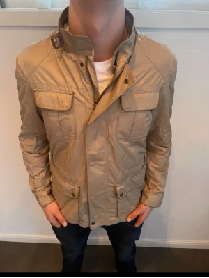 Massimo dutti fieldjacka  - Massimo dutti jacka herr| pris:899 kr| storlek: L| skick:9,8/10| hör av dig vid minsta lilla fundering eller fråga|