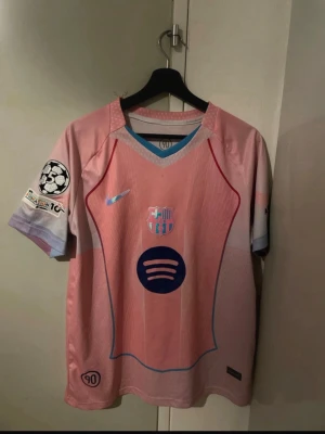 Lamin yamal säsong 24/25 T-shirt  - Lamin yamal rosa säsong 24/25 T-shirt. PRISET KAN DISKUTERAS 